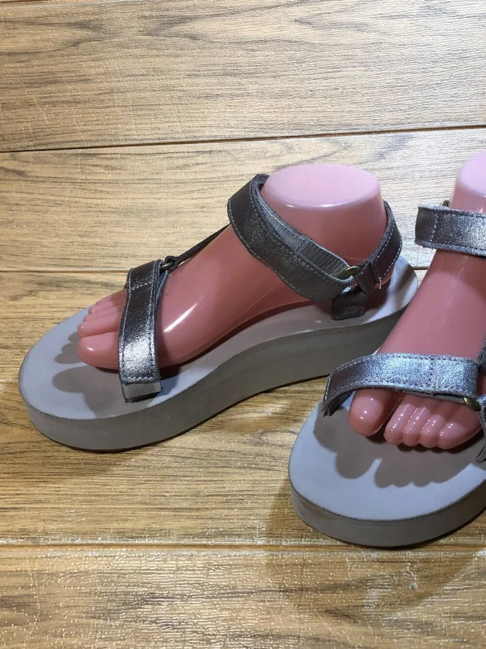 Teva women two-strap metallic platform leather sandals, size 9